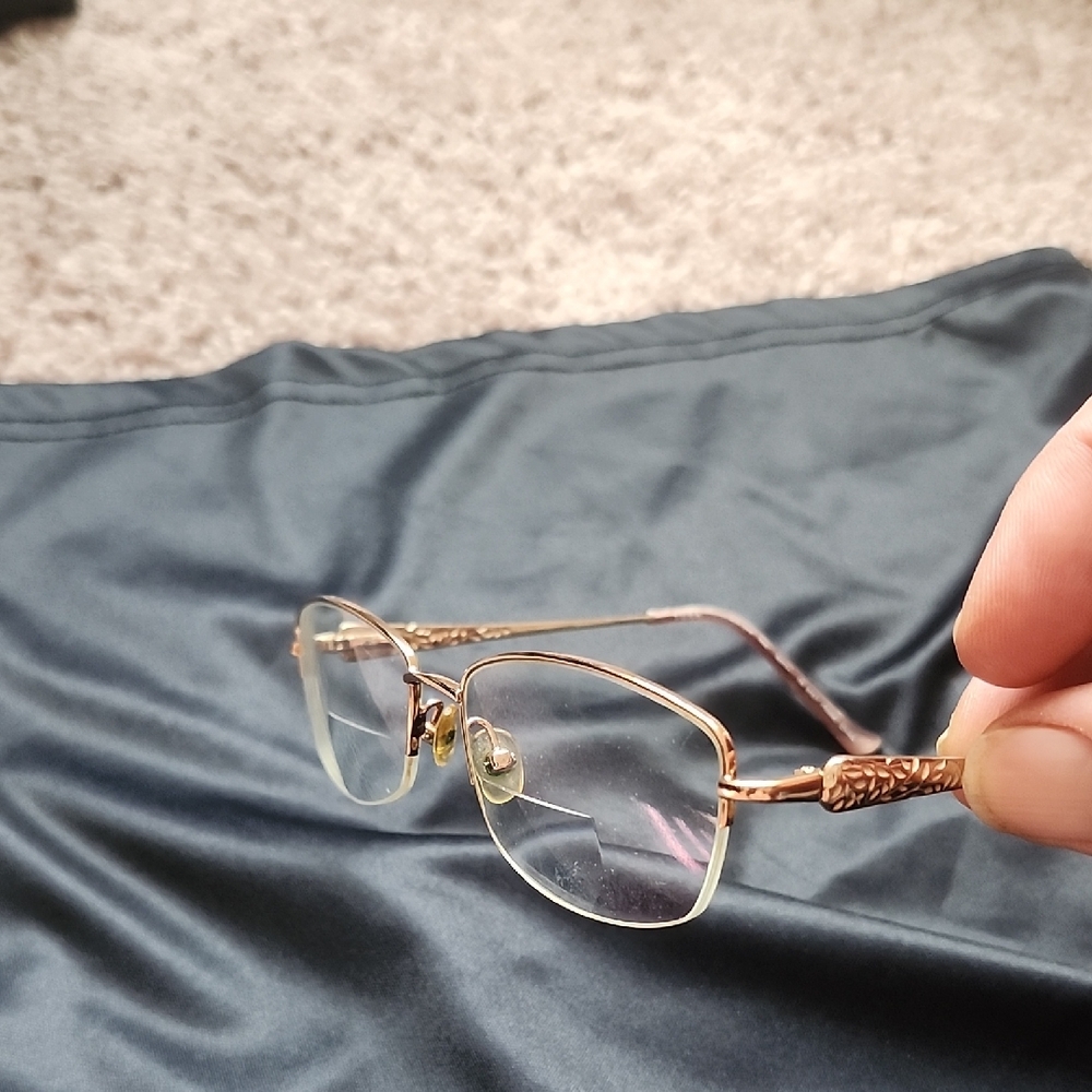 Chic Women's Gold Glasses